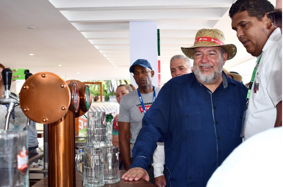 Imagen del 2 de mayo de 2024 del primer ministro cubano, Manuel Marrero (2-d), visitando un estand durante la 42ª Feria Internacional de Turismo (FITCuba 2024), en el destino de recreo Jardines del Rey, en la provincia Ciego de Avila, Cuba. (Xinhua/Lin Zhaohui) 