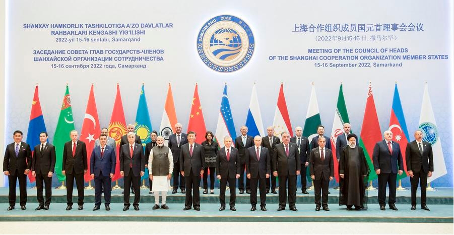 El presidente chino, Xi Jinping (7-i-frente), posa para una foto grupal con otros líderes e invitados antes de la 22ª reunión del Consejo de Jefes de Estado de la Organización de Cooperación de Shanghai (OCS) en Samarcanda, Uzbekistán, el 16 de septiembre de 2022. (Xinhua/Li Tao)