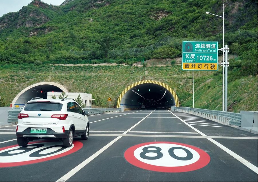 Un coche circula por el tramo de Beijing de la autopista Beijing-Yuxian, en Beijing, la capital china, el 1 de julio de 2024. (Xinhua/Zhang Chenlin) 