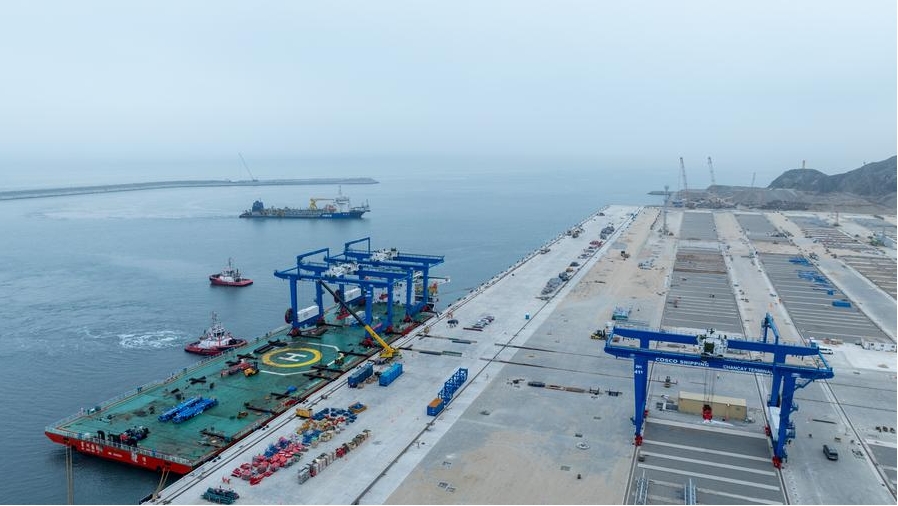 La foto aérea, tomada el 21 de junio de 2024, muestra la zona de operaciones de la terminal del puerto de Chancay, en Perú. (Xinhua/Li Muzi)