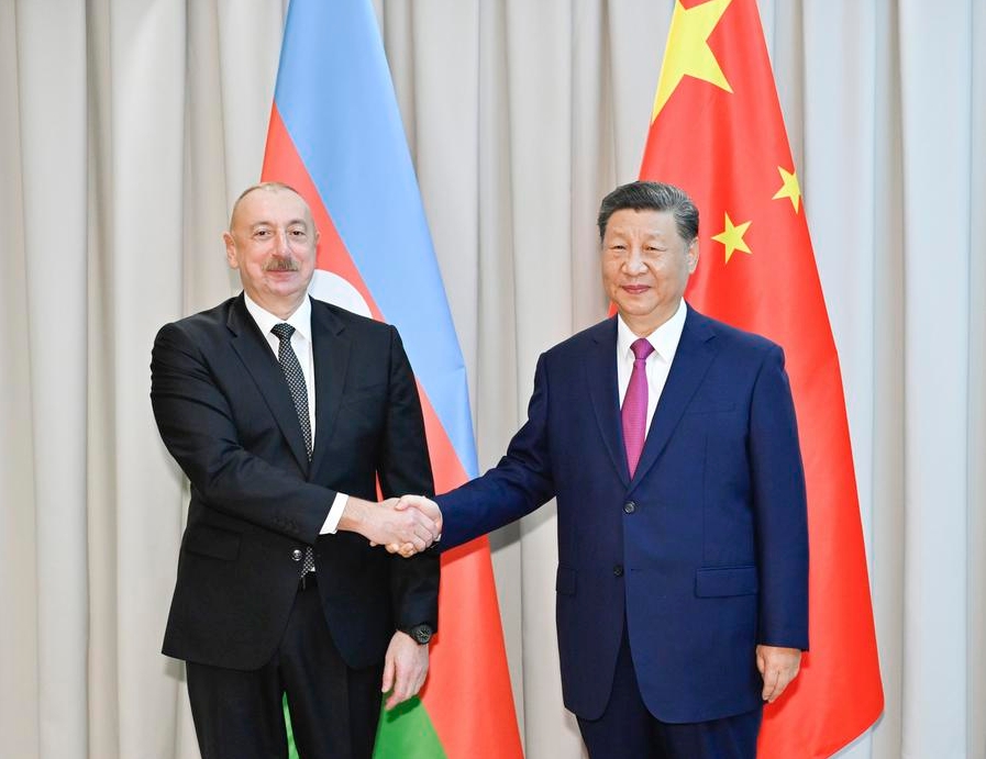 El presidente chino, Xi Jinping (d), se reúne con su homólogo azerbaiyano, Ilham Aliyev, previo a la 24ª Reunión del Consejo de Jefes de Estado de la Organización de Cooperación de Shanghai (OCS) en Astaná, Kazajistán, el 3 de julio de 2024. (Xinhua/Yue Yuewei)