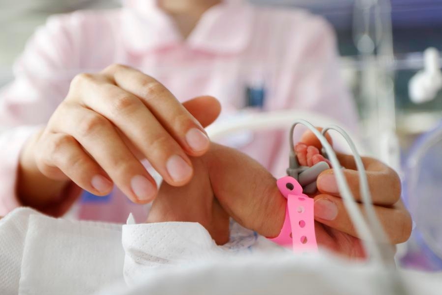 Una enfermera trabaja en la unidad de cuidados intensivos neonatales (UCIN) de un hospital en la ciudad de Suqian, provincia de Jiangsu, en el este de China, el 12 de mayo de 2024. (Xinhua/Xu Changliang)