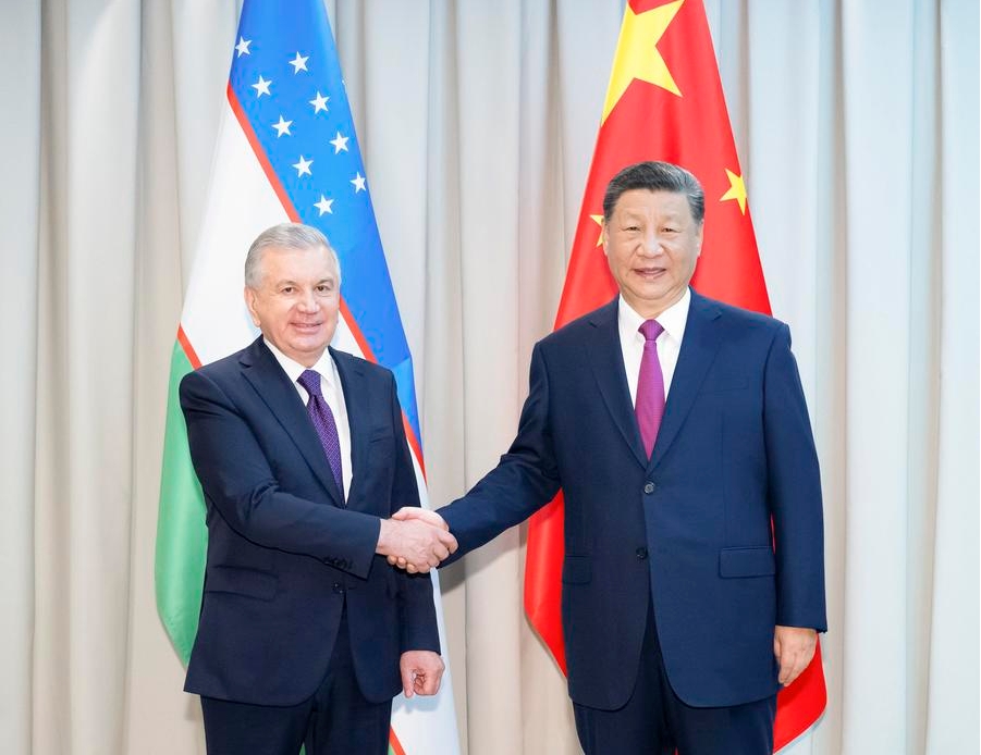 El presidente chino, Xi Jinping, se reúne con el presidente uzbeko, Shavkat Mirziyoyev, previo a la 24ª Reunión del Consejo de Jefes de Estado de la Organización de Cooperación de Shanghai, en Astaná, Kazajistán, el 3 de julio de 2024. (Xinhua/Zhai Jianlan)