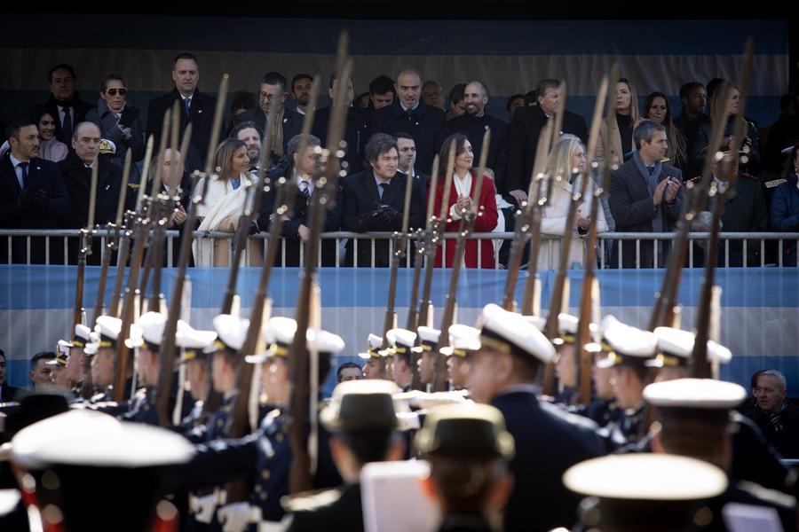 El presidente argentino, Javier Milei (c-frente), y la vicepresidenta argentina, Victoria Villarruel (3-d-frente), reaccionan durante el desfile militar en el marco de las celebraciones por el 208º aniversario de la Declaración de la Independencia, en la ciudad de Buenos Aires, capital de Argentina, el 9 de julio de 2024. (Xinhua/Martín Zabala) 