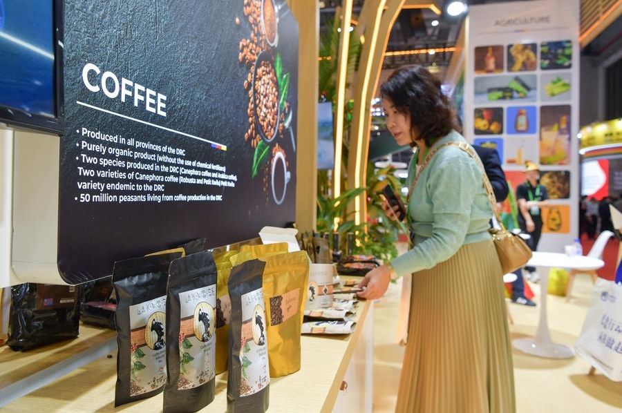 Una visitante conoce sobre productos de café en la Exposición por Países en la VI Exposición Internacional de Importaciones de China (CIIE, por sus siglas en inglés), en Shanghai, en el este de China. (Xinhua/Meng Tao) 