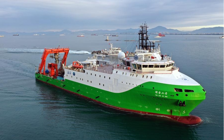 Imagen del buque de investigación científica Tansuo-2, que transporta el sumergible Shenhai Yongshi (Guerrero de mar profundo), regresando a Sanya, provincia de Hainan, en el sur de China, después de llevar a cabo investigaciones arqueológicas en aguas profundas en el Mar Meridional de China, el 10 de octubre de 2023. (Xinhua/Guo Cheng)