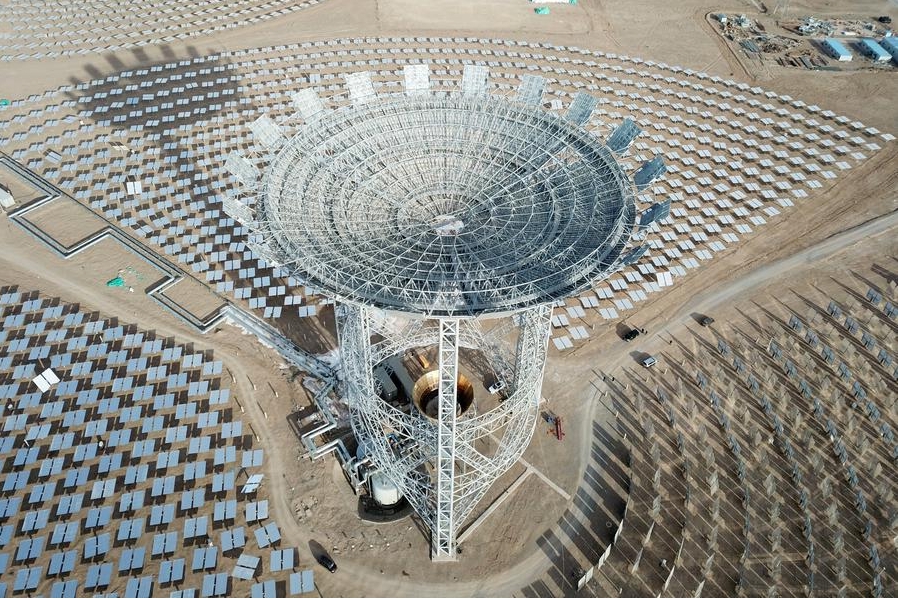 Imagen del 8 de diciembre de 2021 de una planta de energía solar térmica de sal fundida, en la ciudad de Yumen, en la provincia de Gansu, en el noroeste de China. (Xinhua/Fan Peishen)
