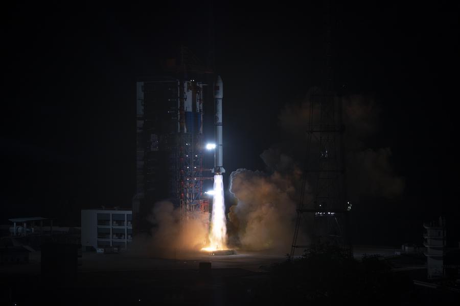 Un cohete portador Gran Marcha-2C transportando el satélite de telecomunicaciones APSTAR-6E despega del Centro de Lanzamiento de Satélites de Xichang, provincia de Sichuan, en el suroeste de China, el 13 de enero de 2023. (Xinhua/Liu Guanghui)