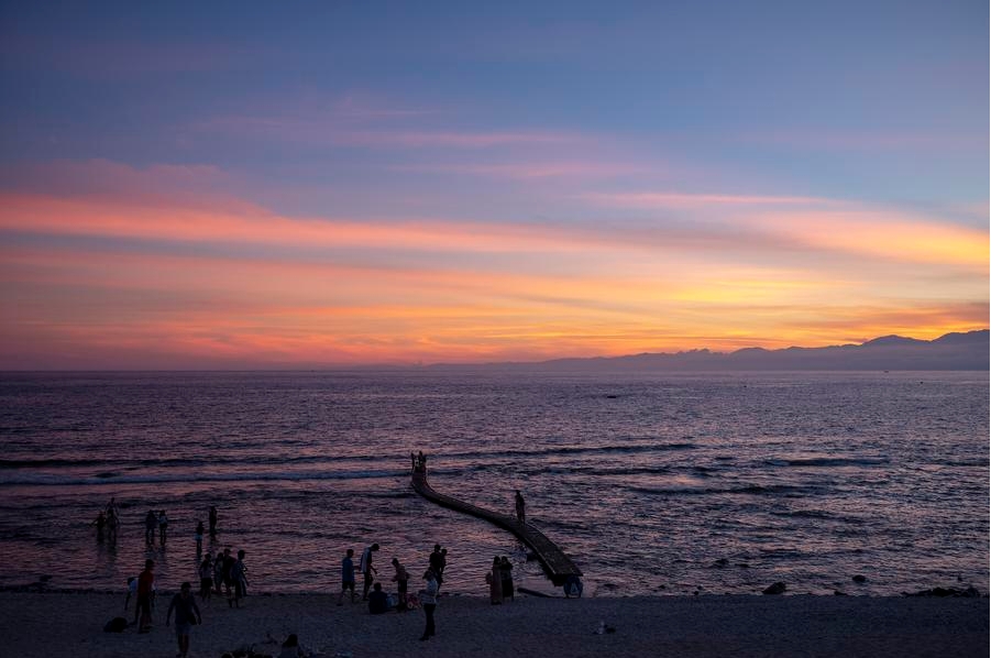 Turistas observan una puesta del sol en la Isla Verde en Taitung, en el sureste de la región de Taiwan de China, el 23 de julio de 2019. (Xinhua/Wu Lu)