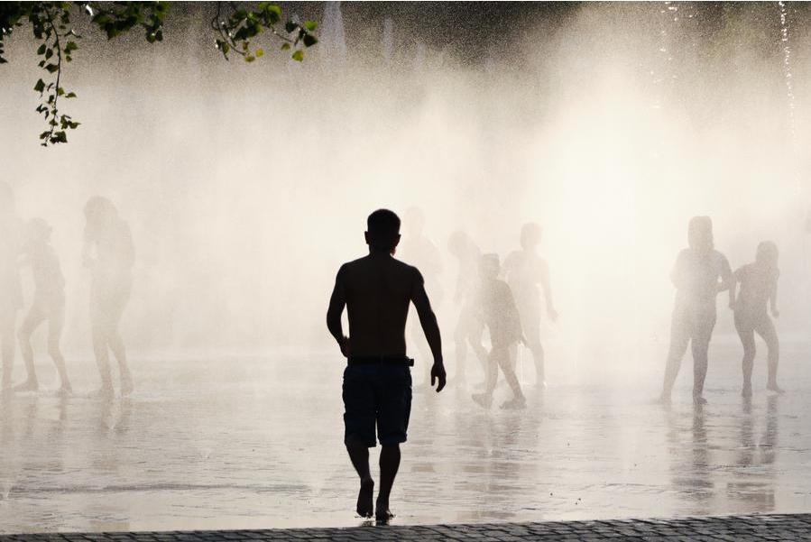 Imagen del 17 de julio de 2023 de un hombre caminando hacia una fuente para refrescarse, en Madrid, España. (Xinhua/Meng Dingbo) 