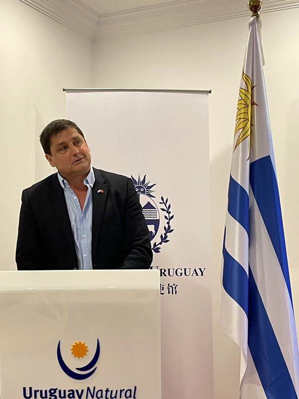 Enrique Belo, subsecretario Nacional del Deporte de Uruguay, dialoga con la prensa en Beijing, 17 de julio del 2024. (Foto: YAC)