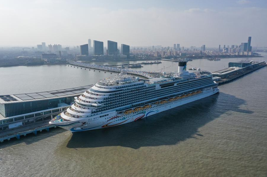 Panorámica aérea del Adora Magic City, el primer crucero de gran tamaño de construcción nacional china, en la Terminal Internacional de Cruceros Wusongkou, en Shanghai, este de China, el 1 de enero de 2024. (Xinhua/Ding Ting)