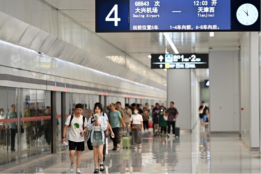 Pasajeros se preparan para abordar un tren con destino a la municipalidad de Tianjin, en el norte de China, en la estación del Aeropuerto Internacional Daxing de Beijing, la capital del país, el 6 de julio de 2024. (Xinhua/Li Ran)