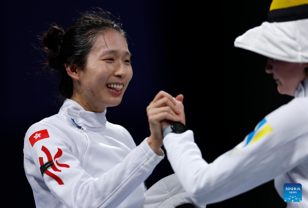 Vivian Kong Man Wai compite durante la ronda de 8 de espada individual femenina en los Juegos Olímpicos de París 2024