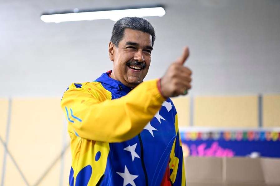 Imagen del 28 de julio de 2024 del presidente venezolano, Nicolás Maduro, mostrando su dedo entintado luego de emitir su voto durante las elecciones presidenciales, en Caracas, capital de Venezuela. (Xinhua/Li Muzi) 