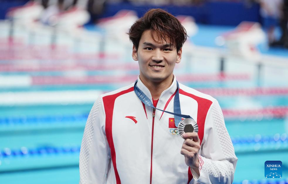 PARIS, 29 julio, 2024 (Xinhua) -- El medallista de plata Xu Jiayu de China muestra su medalla al término de la ceremonia de victoria en los 100 m espalda masculino de natación en los Juegos Olímpicos de París 2024, en París, Francia, el 29 de julio de 2024. (Xinhua/Xue Yuge) 