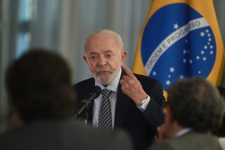 El presidente brasileño, Luiz Inácio Lula da Silva, habla durante un encuentro con la prensa extranjera en el Palacio de la Alvorada, en Brasilia, Brasil, el 22 de julio de 2024. (Xinhua/Lucio Tavora)