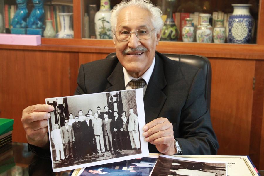 Imagen del 21 de mayo de 2024 de Roberto Rendón mostrando una fotografía con el líder político Mao Zedong, fundador de la República Popular China, durante una entrevista con la Agencia de Noticias Xinhua en su casa, en Lima, Perú. (Xinhua/Hao Yunfu) 