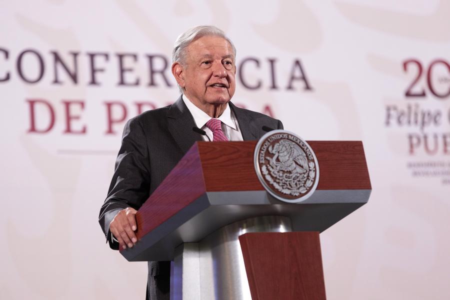 Imagen cedida por la Presidencia de México del presidente mexicano, Andrés Manuel López Obrador, hablando durante su conferencia de prensa matutina, en Palacio Nacional, en la Ciudad de México, capital de México, el 3 de junio de 2024. (Xinhua/Presidencia de México)