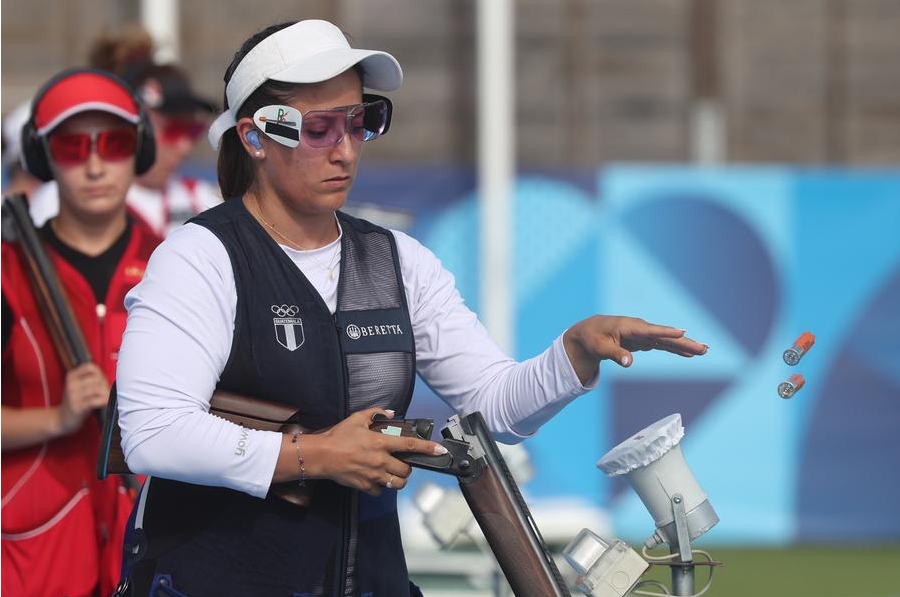 Adriana Ruano Oliva (frente) de Guatemala reacciona durante la clasificación de foso femenino de tiro en los Juegos Olímpicos de París 2024, en Chateauroux, Francia, el 31 de julio de 2024. (Xinhua/Zhao Dingzhe)