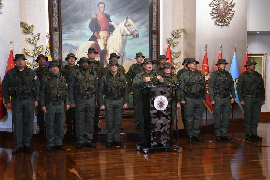 El ministro venezolano para la Defensa, Vladimir Padrino López (c-frente), habla durante un pronunciamiento junto al Alto Mando Militar venezolano, en Caracas, Venezuela, el 30 de julio de 2024. En Venezuela está en marcha una intentona de "golpe de Estado" impulsado por grupos de extrema derecha con aliados internacionales, afirmó el martes Padrino López. (Xinhua/Marcos Salgado)