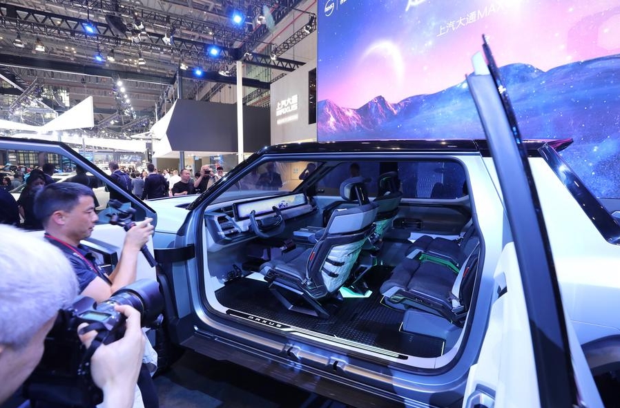 Imagen del 18 de abril de 2023 de personas visitando la zona de exposición de SAIC Motor Co., Ltd. durante la 20ª Exposición Internacional de la Industria Automovilística de Shanghái, en Shanghái, este de China. (Xinhua/Fang Zhe)