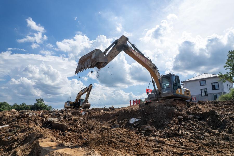 Fotografía aérea tomada con un dron mostrando a las excavadoras trabajando para reparar un dique roto en el río Juanshui en la ciudad de Xiangtan, provincia de Hunan, en el centro de China, el 31 de julio de 2024. (Xinhua/Chen Sihan)