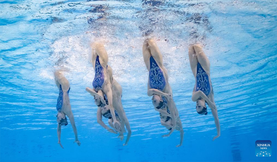 París 2024: Equipo de China compite durante la rutina libre por equipos de natación artística