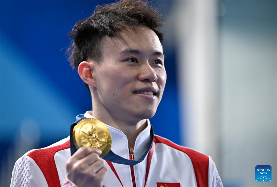 Xie Siyi de China defiende título de trampolín de 3 metros masculino en Juegos Olímpicos de París