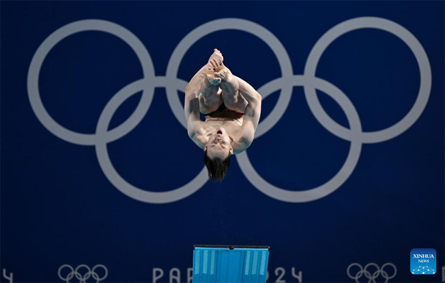 Xie Siyi de China defiende título de trampolín de 3 metros masculino en Juegos Olímpicos de París