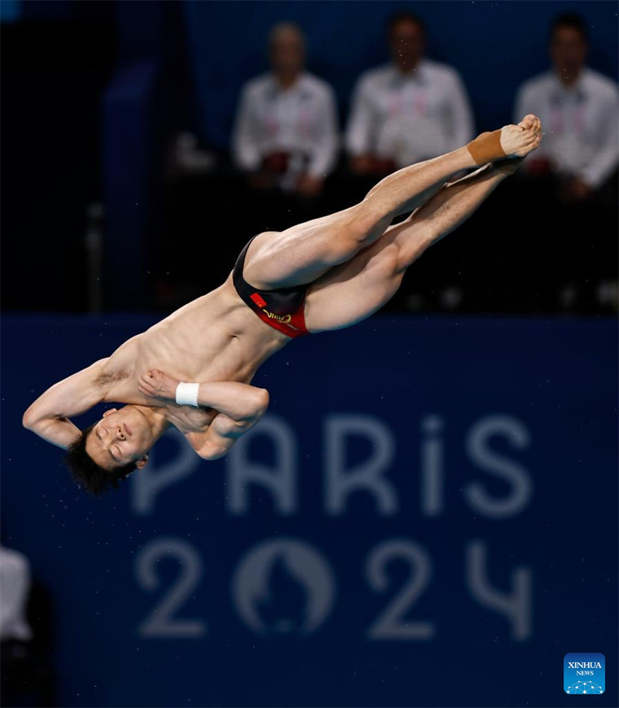 Xie Siyi de China defiende título de trampolín de 3 metros masculino en Juegos Olímpicos de París