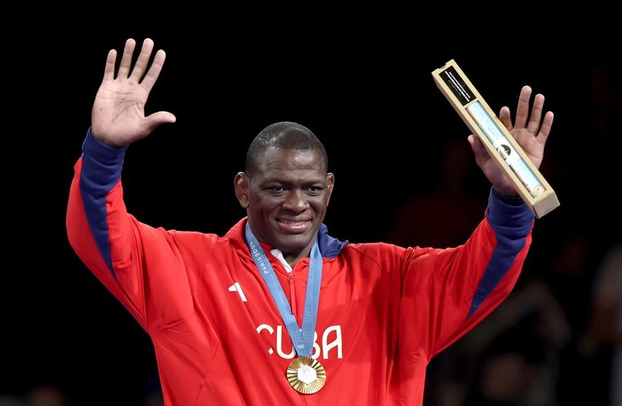 El medallista de oro Mijaín López Núñez de Cuba asiste a la ceremonia de victoria de 130kg masculino de lucha grecorromana en los Juegos Olímpicos de París 2024, en París, capital de Francia, el 6 de agosto de 2024. (Xinhua/Zhang Fan) 