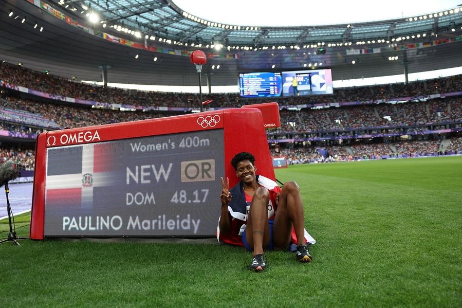 Marileidy Paulino de República Dominicana posa con su nuevo récord olímpico durante la final de 400m femenino de atletismo en los Juegos Olímpicos de París 2024, en París, Francia, el 9 de agosto de 2024. (Xinhua/Li Ming) 