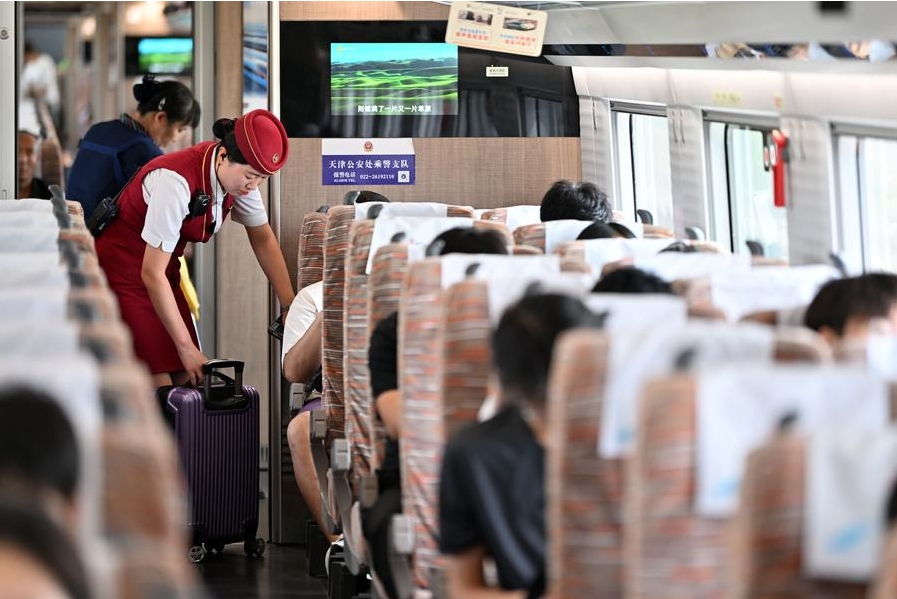 Una asistente trabaja en el tren bala G8844 de la línea ferroviaria que conecta la municipalidad de Tianjin, en el norte de China, con el Aeropuerto Internacional Daxing de Beijing, el 6 de julio de 2024. (Xinhua/Li Ran)