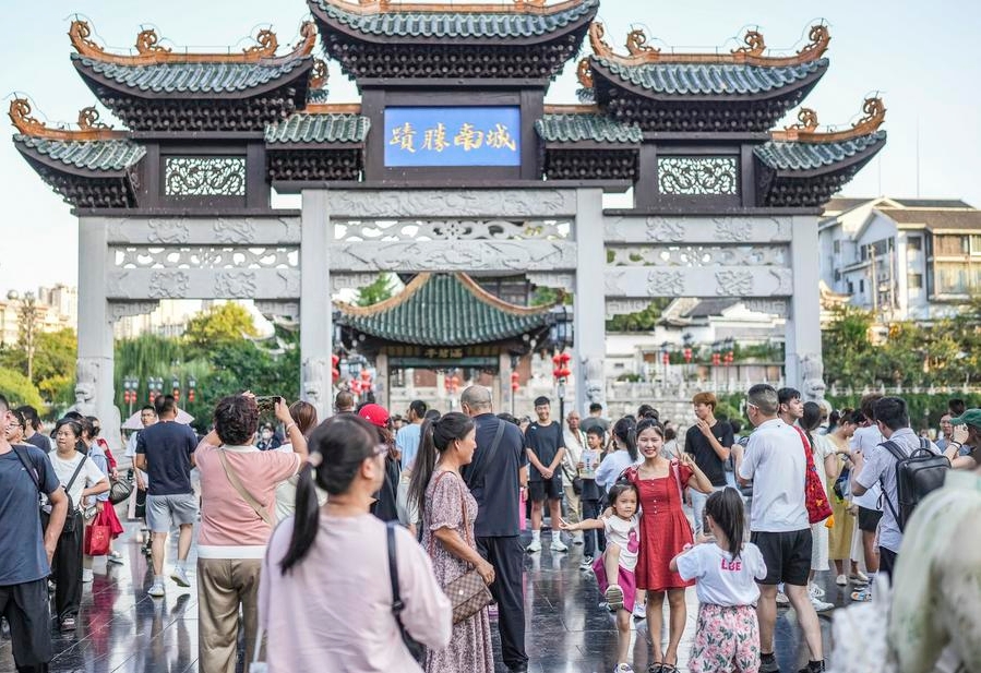 Personas visitan el área escénica del pabellón Jiaxiu en Guiyang, capital de la provincia de Guizhou, en el suroeste de China, el 13 de agosto de 2024. (Xinhua/Tao Liang)