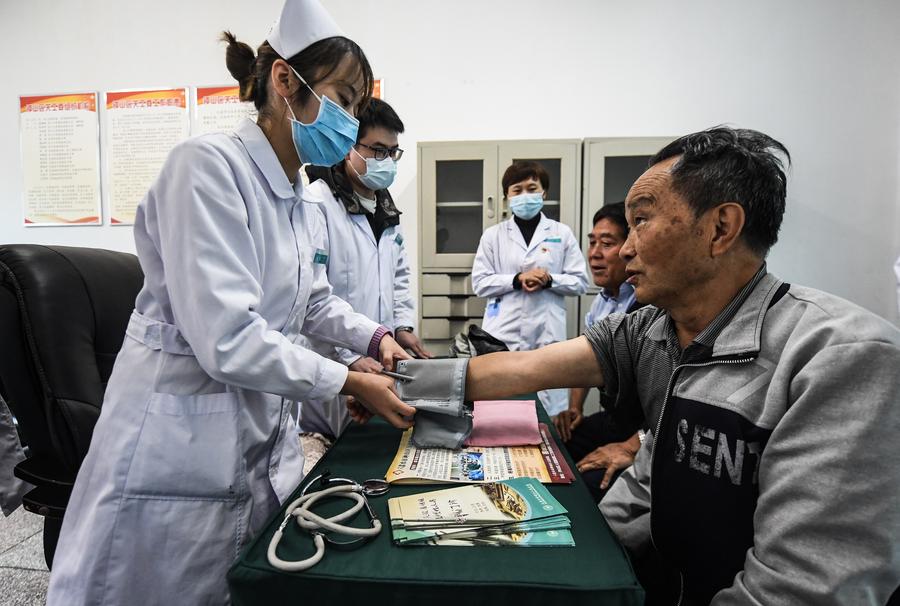 Imagen de archivo de trabajadores médicos brindando servicio de atención médica gratuita a personas de la tercera edad, en el suroeste de China. (Xinhua/Tao Liang)