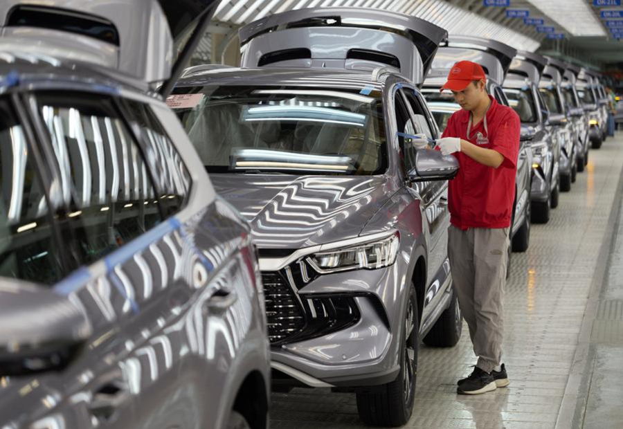 Imagen del 24 de abril de 2024 de un trabajador comprobando la calidad de un vehículo de nueva energía (NEV, por sus siglas en inglés) en la planta de BYD, el principal fabricante de NEV de China, en Zhengzhou, en la provincia de Henan, en el centro de China. (Xinhua/Li Jianan)