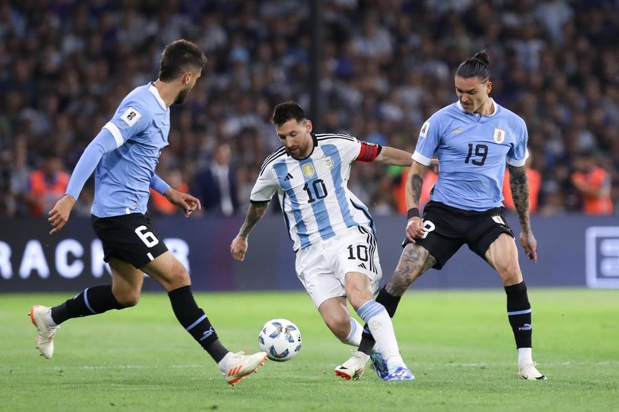 Imagen del 16 de noviembre de 2023 del jugador Lionel Messi (c), de Argentina, disputando el balón con Darwin Nuñez Ribeiro (d) y Rodrigo Betancur (i), de Uruguay, durante el partido correspondiente a la quinta fecha de las Eliminatorias Sudamericanas para el Mundial de Estados Unidos, México y Canadá 2026, celebrado en el estadio Alberto J. Armando, en la ciudad de Buenos Aires, Argentina. (Xinhua/Martín Zabala)