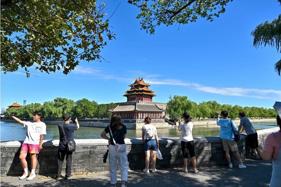 Turistas toman fotos de una torre del Museo del Palacio en un día soleado en Beijing, la capital de China, el 12 de agosto de 2024. (Xinhua/Li Xin)