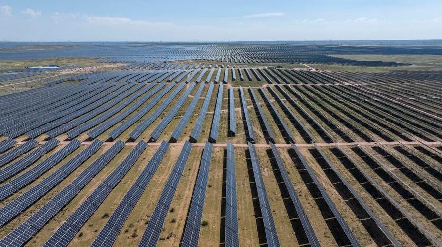 Panorámica aérea de un parque industrial de energía limpia en el distrito de Majiatan de la ciudad de Lingwu, en la región autónoma de la etnia hui de Ningxia, noroeste de China, el 20 de agosto de 2024. (Xinhua/Yang Zhisen)