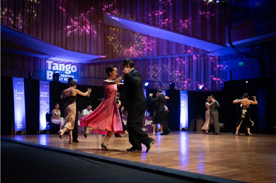 Imagen del 24 de agosto de 2024 de Wei Meiling (3-i), de China, bailando junto a su compañero de baile, Daniel Peralta (4-i), de Argentina, durante las semifinales del Campeonato Mundial de Tango, en la ciudad de Buenos Aires, capital de Argentina. (Xinhua/Martín Zabala)