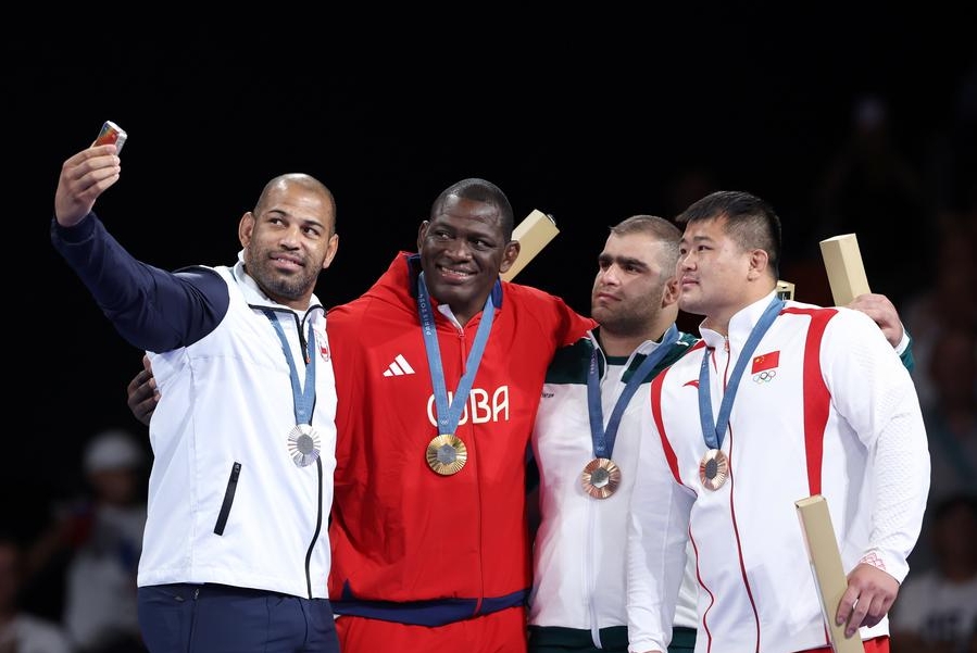 El medallista de oro Mijaín López Núñez (2-i) de Cuba, el medallista de plata Yasmani Acosta Fernández (i) de Chile, los medallistas de bronce Meng Lingzhe (d) de China y Amin Mirzazadeh de Irán posan durante la ceremonia de victoria de 130kg masculino de lucha grecorromana en los Juegos Olímpicos de París 2024, en París, capital de Francia, el 6 de agosto de 2024. (Xinhua/Zhang Fan)