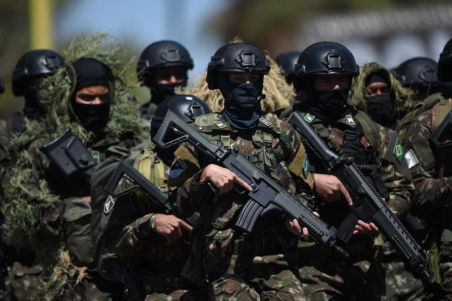 Soldados del Ejército brasileño marchan durante el desfile militar en conmemoración del Día del Soldado, en Brasilia, Brasil, el 22 de agosto de 2024. (Xinhua/Lucio Tavora)