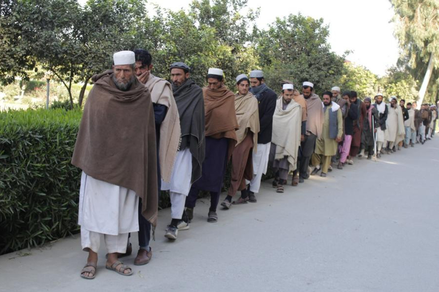 Militantes afiliados al Estado Islámico (EI) asisten a una ceremonia de rendición, en Jalalabad, capital de la provincia de Nangarhar, Afganistán, el 23 de noviembre de 2021. (Xinhua/Hamidullah) 