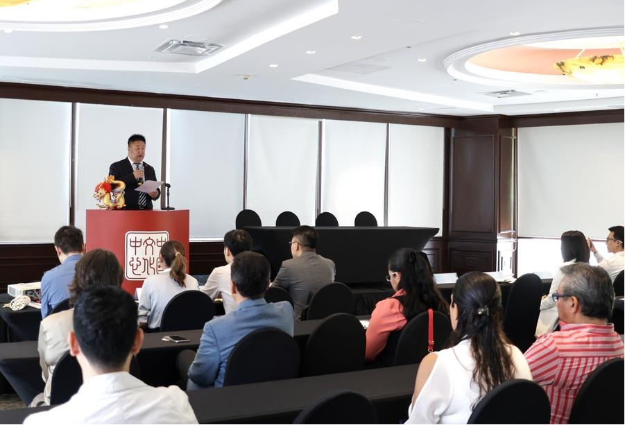 Imagen del 3 de septiembre de 2024 del director del Centro Cultural de China en México, Shi Yuewen (atrás), hablando durante el seminario "¡Hola! China", en la Ciudad de México, capital de México. (Xinhua/Francisco Cañedo)