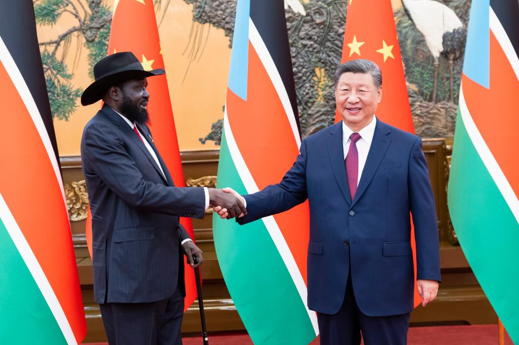 BEIJING, 6 septiembre, 2024 (Xinhua) -- El presidente chino, Xi Jinping, se reúne con el presidente de Sudán del Sur, Salva Kiir, quien se encuentra en Beijing para participar en la Cumbre 2024 del Foro de Cooperación China-África (FOCAC, siglas en inglés), en el Gran Palacio del Pueblo, en Beijing, capital de China, el 6 de septiembre de 2024. (Xinhua/Ding Lin)