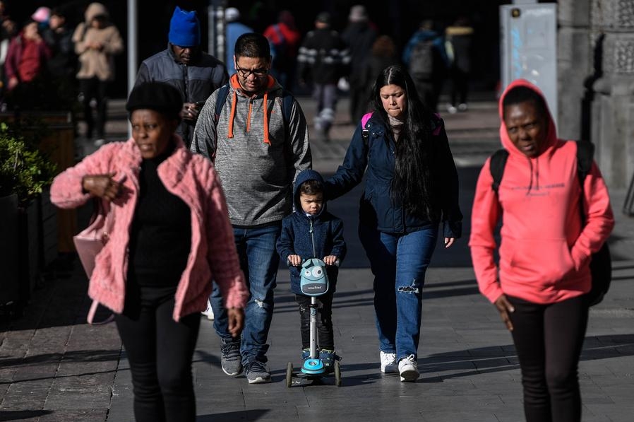 Personas caminan por una calle en Santiago, capital de Chile, el 2 de julio de 2024. (Xinhua/Jorge Villegas)