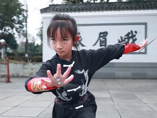 Una estudiante de artes marciales de Emei hace una demostración con Emeici. (Imagen proporcionado)