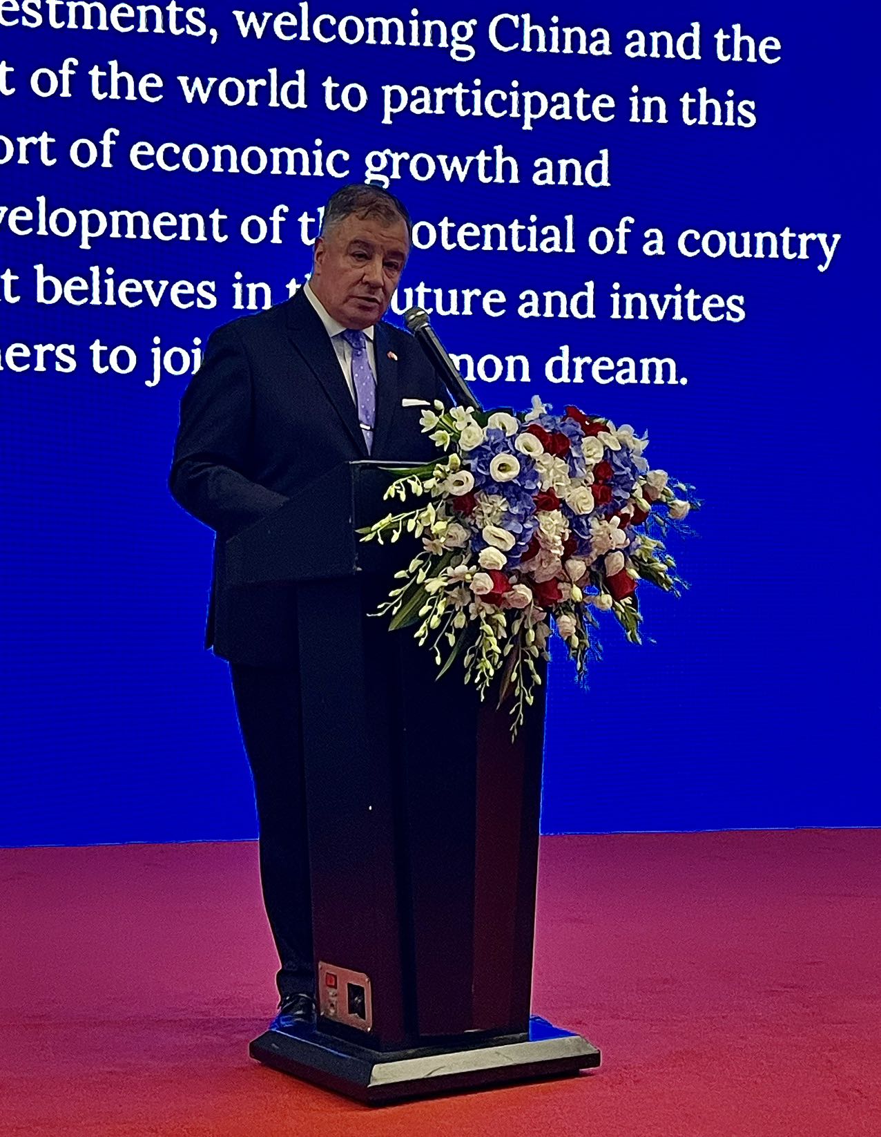 Sergio Valenzuela, Ministro Consejero de la embajada de Chile en China, interviene durante la celebración del 214º aniversario de la Independencia de Chile, Beijing, 13 de septiembre del 2024. (Foto: YAC)