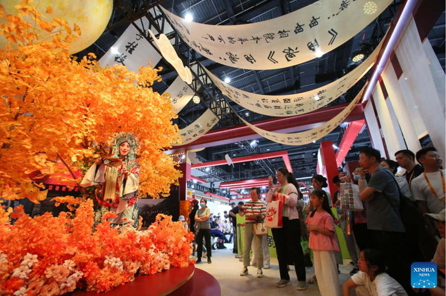 Visitantes observan una presentación de la Opera de Beijing "La Belleza Borracha" durante la Feria Internacional de Comercio de Servicios de China 2024 (CIFTIS, por sus siglas en inglés), en el Parque Shougang, en Beijing, capital de China, septiembre 16, 2024. La CIFTIS 2024 concluyó el lunes en Beijing. (Xinhua/Cheng Li)